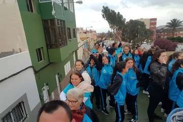 La  carroza anunciadora del Carnaval recorrió este miércoles el centro de la ciudad (Foto TA)